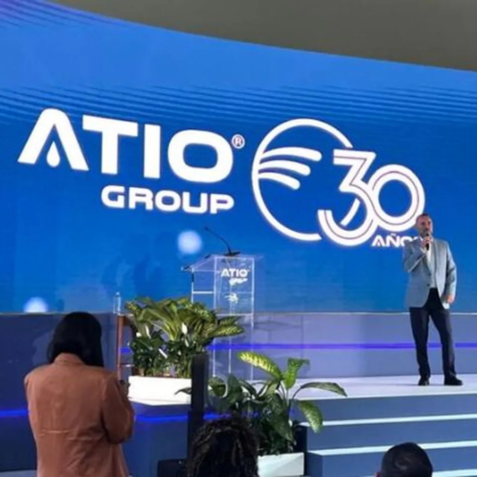 Presentaci&oacute;n en el escenario del evento por los 30 a&ntilde;os de ATIO&reg; Group, con su logotipo en la pantalla