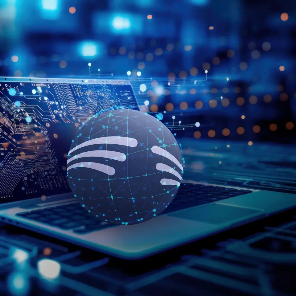 Esfera con la marca de ATIO&reg; Group sobre una laptop y circuitos electr&oacute;nicos, s&iacute;mbolo de su tecnolog&iacute;a para el sector combustibles